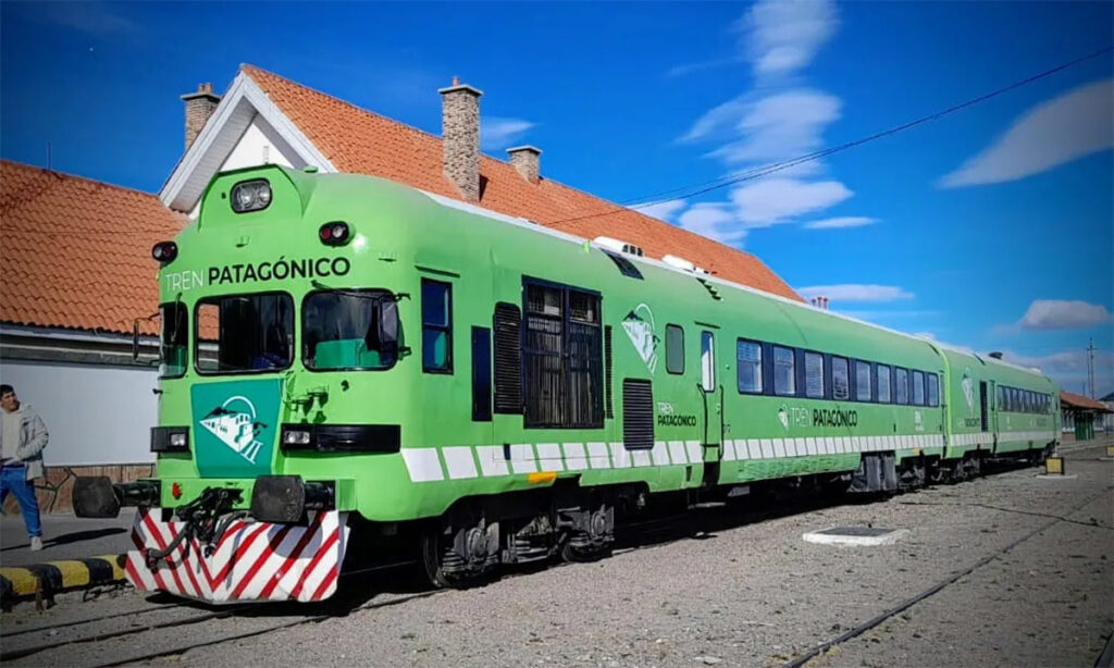 Un icónico tren patagónico vuelve a rodar entre sierras y pueblos ...